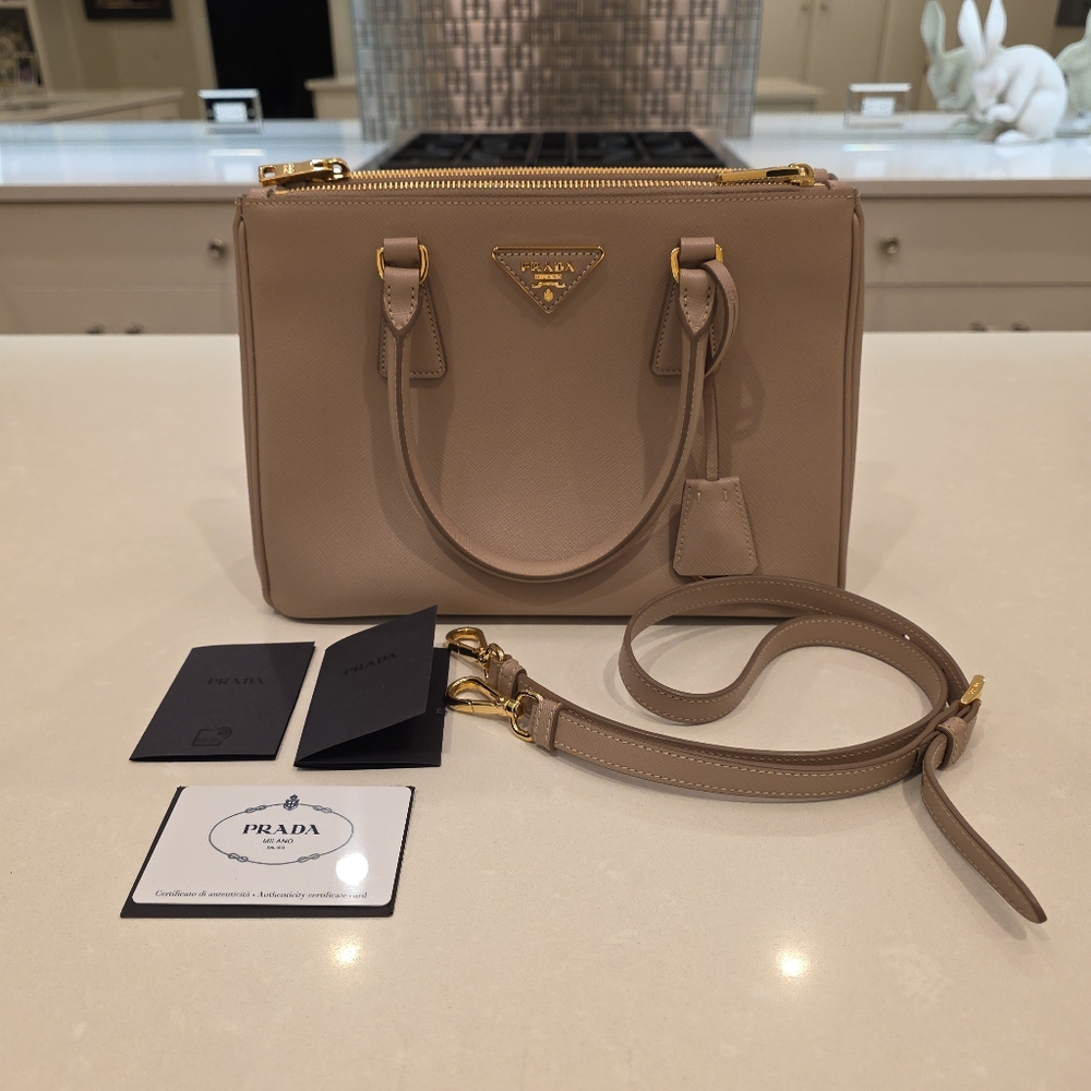 💯 Authentic Prada | Galleria Medium Saffiano Leather bag - Picture 13 of 17